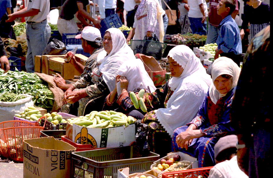 "REFORM" تسلط الضوء على واقع عمل النساء في سوق الخضار 

